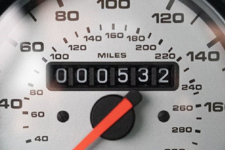 Mẫu 911 Turbo S sản xuất cách đây 23 năm mới chỉ lăn bánh 532 dặm, tương đương 856 km. Động cơ phẳng 6 xy-lanh dung tích 3.6L trang bị tăng áp kép của 911 Turbo S 1997 có công suất tối đa 424 mã lực.