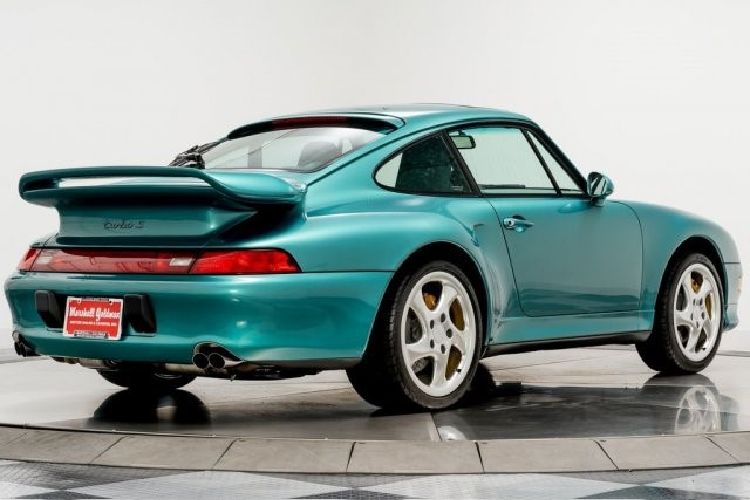 Ngoài tuổi đời hơn 20 năm, điều khiến chiếc Porsche 911 Turbo S 1997 độc đáo này là màu sơn lạ mắt mang tên Wimbledon Green. Đây là màu sơn nguyên bản được Porsche sản xuất.