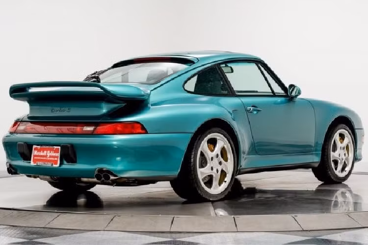 Ngoài tuổi đời hơn 20 năm, điều khiến chiếc Porsche 911 Turbo S 1997 độc đáo này là màu sơn lạ mắt mang tên Wimbledon Green. Đây là màu sơn nguyên bản được Porsche sản xuất.