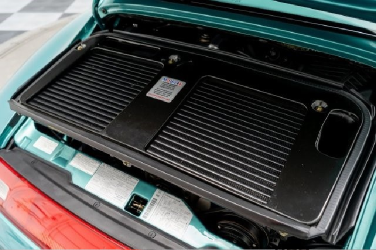 Với hộp số sàn và hệ dẫn động cầu sau, xe có thể tăng tốc 0-100 km/h dưới 4 giây và đạt vận tốc tối đa gần 300 km/h. Giá xe Porsche 911 Turbo S 1997 này đang được chào bán gần 800.000 USD.