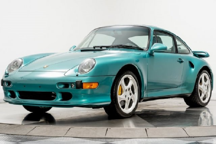 Một mẫu Porsche 911 Turbo S đời 1997 thuộc thế hệ 993 Series đang được chào bán tại Mỹ với mức giá 795.000 USD, tương đương 18,6 tỷ đồng. Trong khi đó, phiên bản Porsche 911 Turbo S đời 2020 có giá khởi điểm từ 203.500 USD ở thị trường Mỹ.