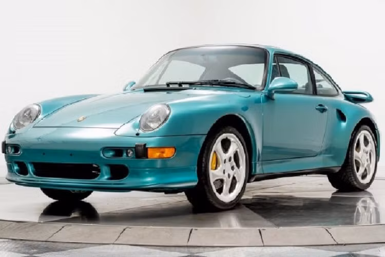 Một mẫu Porsche 911 Turbo S đời 1997 thuộc thế hệ 993 Series đang được chào bán tại Mỹ với mức giá 795.000 USD, tương đương 18,6 tỷ đồng. Trong khi đó, phiên bản Porsche 911 Turbo S đời 2020 có giá khởi điểm từ 203.500 USD ở thị trường Mỹ.