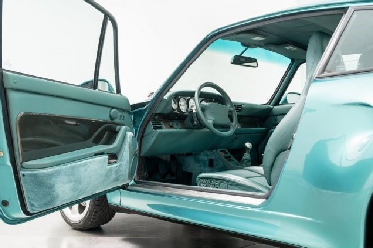 Không chỉ ngoại thất, toàn bộ khoang nội thất của xe cũng mang màu xanh Wimbledon Green bắt mắt. Gần như mọi chi tiết đều được hãng xe Đức sử dụng tông màu xanh thời trang khiến cho cabin hết sức ấn tượng 8 hướng và tích hợp sưởi.