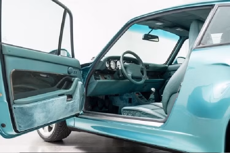 Không chỉ ngoại thất, toàn bộ khoang nội thất của xe cũng mang màu xanh Wimbledon Green bắt mắt. Gần như mọi chi tiết đều được hãng xe Đức sử dụng tông màu xanh thời trang khiến cho cabin hết sức ấn tượng 8 hướng và tích hợp sưởi.