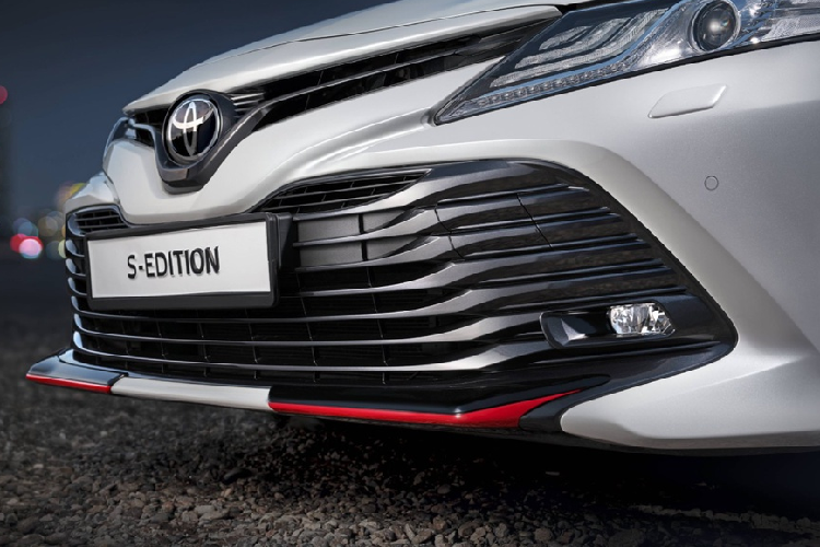 Để tăng tính năng động cho chiếc xe, có một số điểm nhấn màu đỏ ở cản trước, cản sau. Đèn hậu đồ họa màu đen khá lạ mắt.