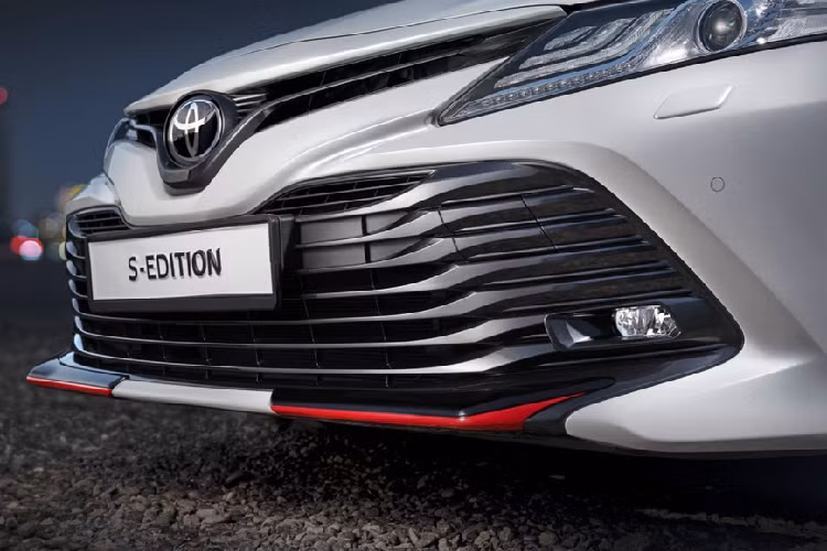 Để tăng tính năng động cho chiếc xe, có một số điểm nhấn màu đỏ ở cản trước, cản sau. Đèn hậu đồ họa màu đen khá lạ mắt.