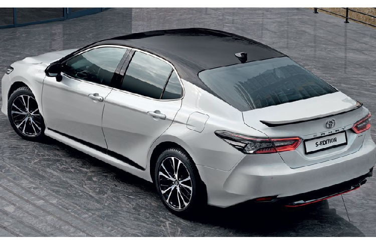 Ở ngoại hình, Toyota Camry S-Edition 2020 được sơn 2 tone màu, kết hợp giữa thân xe màu trắng ngọc trai và một số chi tiết màu đen như mui xe, viền cửa sổ, ốp gương, cánh gió. Ngoài ra, phiên bản này còn có tùy chọn màu sơn đen hoàn toàn.