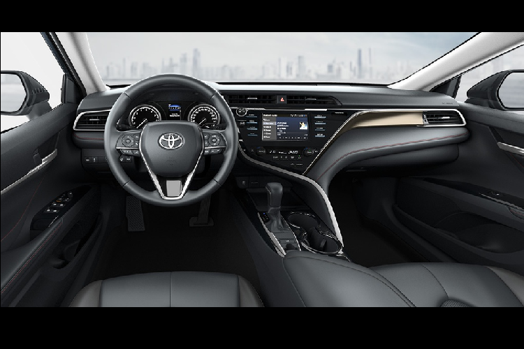 Tính thể thao tiếp tục được tìm thấy bên trong nội thất. Ghế được bọc da. Các chi tiết như bảng taplo trung tâm, tay vịn được khâu chỉ đỏ tương phản. Hàng ghế sau cũng có một số điểm nhấn màu đỏ.