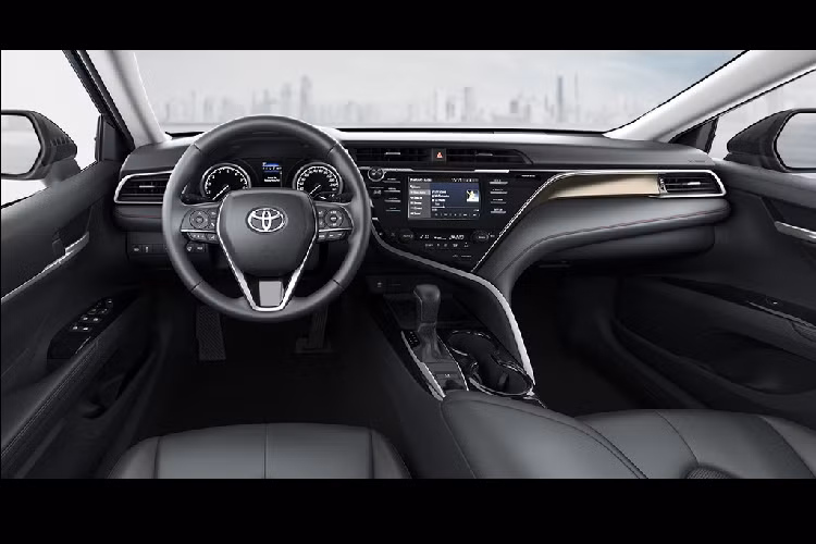 Tính thể thao tiếp tục được tìm thấy bên trong nội thất. Ghế được bọc da. Các chi tiết như bảng taplo trung tâm, tay vịn được khâu chỉ đỏ tương phản. Hàng ghế sau cũng có một số điểm nhấn màu đỏ.