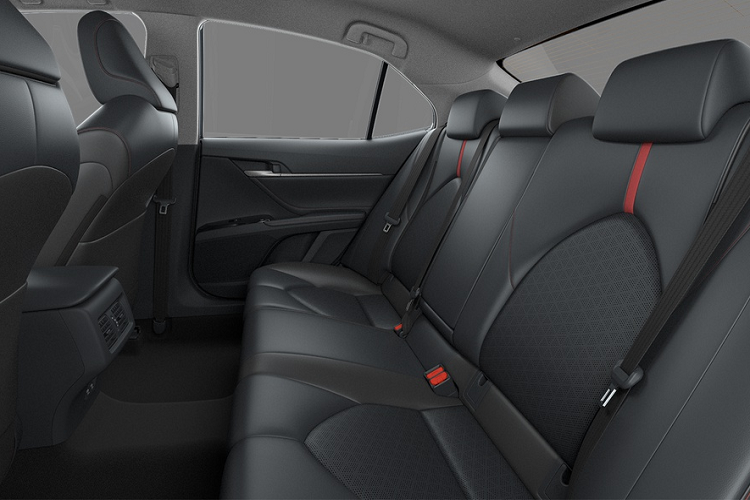 Dù mang danh là phiên bản thể thao, nhưng Toyota Camry S-Edition không có sự thay đổi trong động cơ. Dưới nắp capo vẫn là động cơ xăng 4 xy-lanh 2.5L hút khí tự nhiên, công suất 179 mã lực, mô-men xoắn 231 Nm. Hộp số tự động 6 cấp và hệ dẫn động bánh trước.