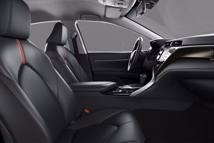 Hệ thống thông tin giải trí đi kèm với hệ thống Toyota Touch 2, màn hình đồng hồ 8 inch, hệ thống âm thanh JBL cao cấp, sạc điện thoại không dây và màn hình giải trí 10 inch.