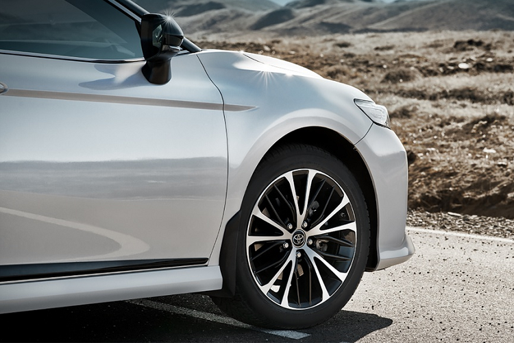 Đây được xem là mẫu Toyota Camry có thiết kế táo bạo nhất từng xuất hiện ở Nga. Chiếc sedan hạng D còn trang bị bộ mâm hợp kim 2 tone màu thể thao, kích thước 18 inch.