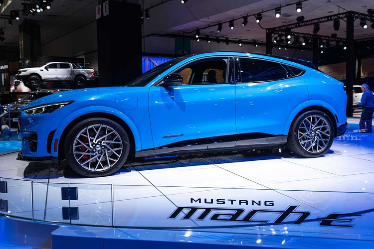 Các mẫu First Edition, Select, California Route 1 và Premium sẽ được trình làng trước, trong khi bản GT sẽ xuất hiện vào năm 2021. Mức giá xe Ford Mustang Mach-E GT 2021 chưa được công bố.