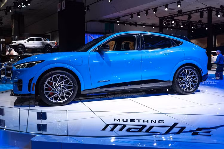 Các mẫu First Edition, Select, California Route 1 và Premium sẽ được trình làng trước, trong khi bản GT sẽ xuất hiện vào năm 2021. Mức giá xe Ford Mustang Mach-E GT 2021 chưa được công bố.
