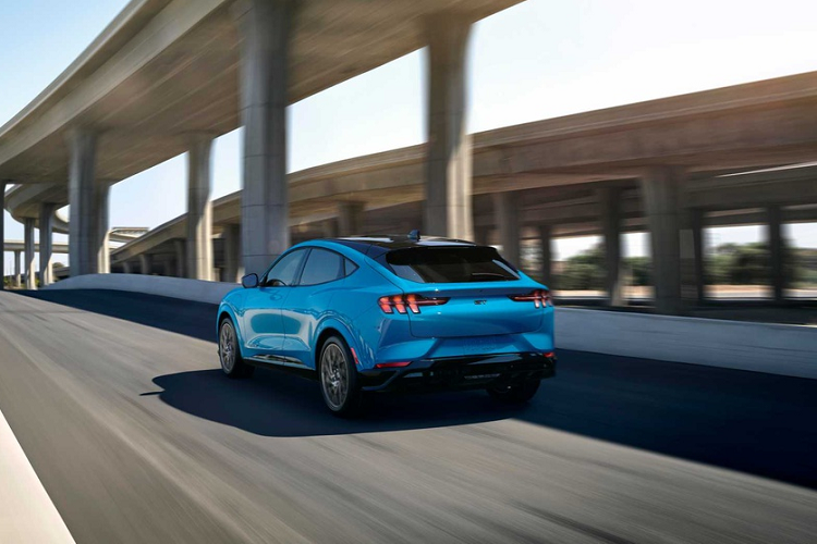 Xe cơ bắp Ford Mustang chạy điện có khả năng tăng tốc 0-100 km/h chỉ trong 3,7 giây nhờ động cơ điện kép. Trong khi đó bản tiêu chuẩn mất đến 5,1 giây.