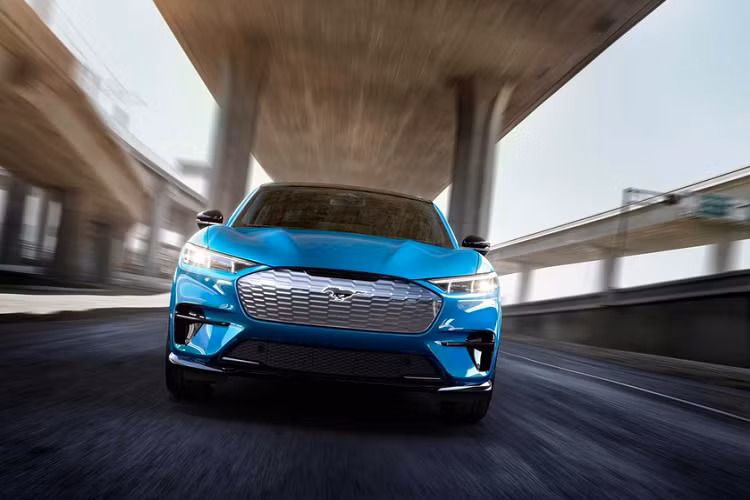 Hãng xe Mỹ đã chính thức giới thiệu mẫu crossover chạy điện Ford Mustang Mach-E GT 2021 mới tại thị trường châu Âu. So với bản tiêu chuẩn, phiên bản GT được Ford bổ sung một số chi tiết.