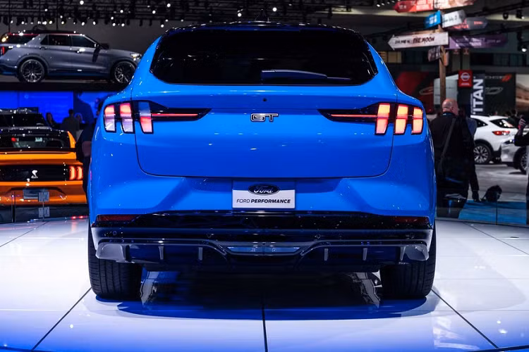 Mustang Mach-E sẽ được bán cùng lúc tại 2 thị trường lớn kể trên vào cuối năm nay. Tuy nhiên không phải tất cả phiên bản của mẫu xe này sẽ được ra mắt cùng lúc.