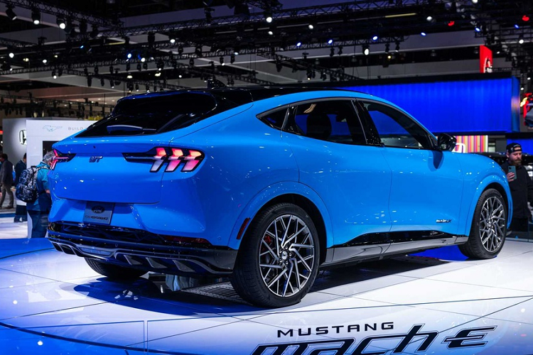 Vào tháng 2, Ford đã công bố các tính năng của Mach-E nhưng không đi sâu vào chi tiết. Theo đó, Mustang Mach-E GT có tầm hoạt động 500 km, bản tiêu chuẩn có tầm hoạt động 540 km.