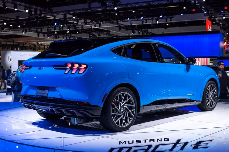 Vào tháng 2, Ford đã công bố các tính năng của Mach-E nhưng không đi sâu vào chi tiết. Theo đó, Mustang Mach-E GT có tầm hoạt động 500 km, bản tiêu chuẩn có tầm hoạt động 540 km.