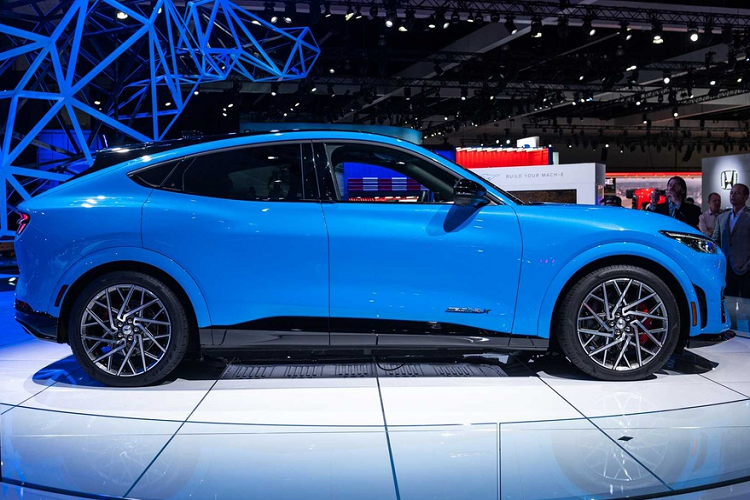 Giống với thị trường Mỹ, Ford Mustang Mach-E GT tại châu Âu có công suất 459 mã lực và mô-men xoắn 830 Nm. Tốc độ tối đa mà mẫu crossover này đạt được là 200 km/h.