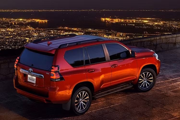 Gói an toàn Toyota Safety Sense trên Land Cruiser Prado 2021 được bổ sung một số tính năng như cảnh báo trước va chạm với người đi bộ vào ban đêm, cảnh báo lệch làn đường với tính năng rung vô-lăng, hỗ trợ nhận diện biển báo và một số tính năng khác.