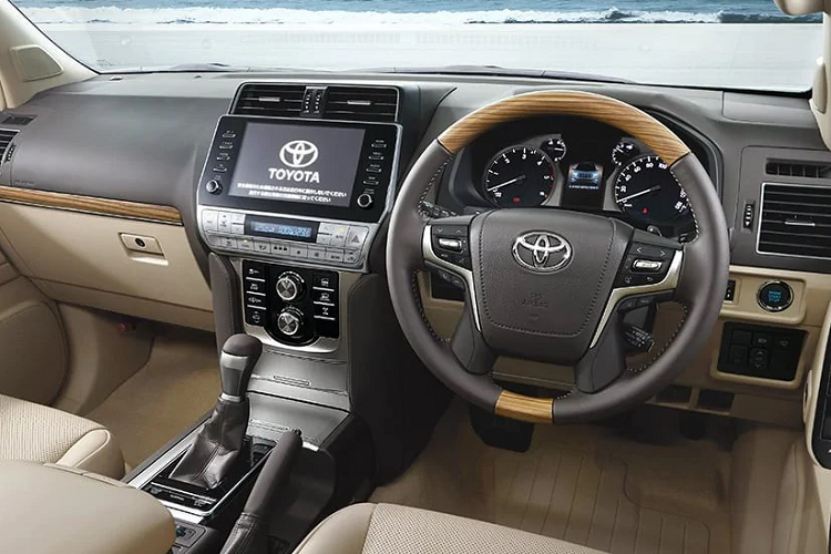 Các phiên bản Land Cruiser Prado TZ-G và TX có thêm tùy chọn tính năng cảnh báo phương tiện cắt ngang phía sau. Một số trang bị tùy chọn bên trong xe bao gồm hệ thống thông tin giải trí với màn hình 9 inch kết nối điện thoại thông minh. Phiên bản TZ-G có thêm lẫy chuyển số, đi kèm với hộp số tự động 6 cấp.