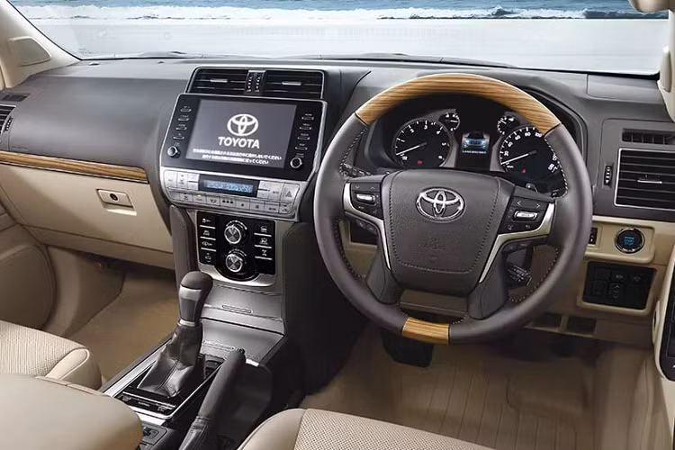 Các phiên bản Land Cruiser Prado TZ-G và TX có thêm tùy chọn tính năng cảnh báo phương tiện cắt ngang phía sau. Một số trang bị tùy chọn bên trong xe bao gồm hệ thống thông tin giải trí với màn hình 9 inch kết nối điện thoại thông minh. Phiên bản TZ-G có thêm lẫy chuyển số, đi kèm với hộp số tự động 6 cấp.