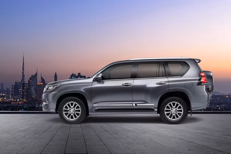 Xe sở hữu các số đo dài x rộng x cao lần lượt là 4.825 x 1.885 x 1.850 (mm), chiều dài cơ sở 2.790 mm, khoảng sáng gầm 220 mm.