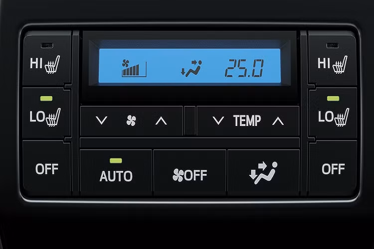 Các tính năng an toàn trên Land Cruiser Prado 2021 gồm 7 túi khí, camera lùi, kiểm soát hành trình, hệ thống kiểm soát lực kéo, hệ thống cân bằng điện tử, phanh ABS/EBD.