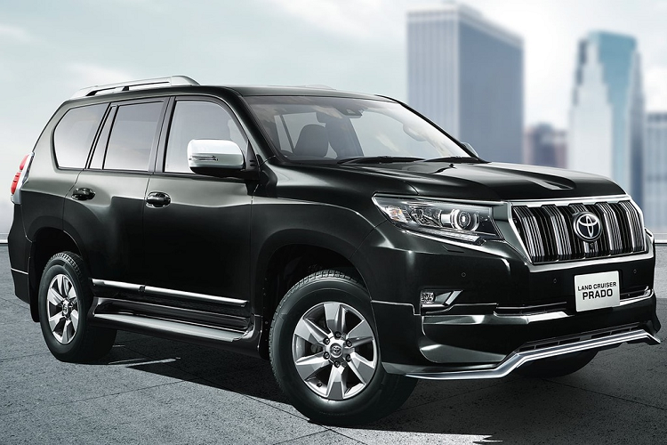 Ở bên ngoài, Land Cruiser Prado Black Edition có lưới tản nhiệt và baga mui sơn đen bóng, trong khi đèn pha và đèn hậu được phủ tối màu. Ngoài ra, viền hốc đèn sương mù và ốp gương chiếu hậu cũng được sơn đen. Xe đi kèm bộ mâm 18 inch hợp kim. Ở bên trong, toàn bộ khu vực điều khiển được phủ màu đen với điểm nhấn là một đường trang trí màu bạc.