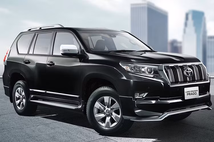 Ở bên ngoài, Land Cruiser Prado Black Edition có lưới tản nhiệt và baga mui sơn đen bóng, trong khi đèn pha và đèn hậu được phủ tối màu. Ngoài ra, viền hốc đèn sương mù và ốp gương chiếu hậu cũng được sơn đen. Xe đi kèm bộ mâm 18 inch hợp kim. Ở bên trong, toàn bộ khu vực điều khiển được phủ màu đen với điểm nhấn là một đường trang trí màu bạc.