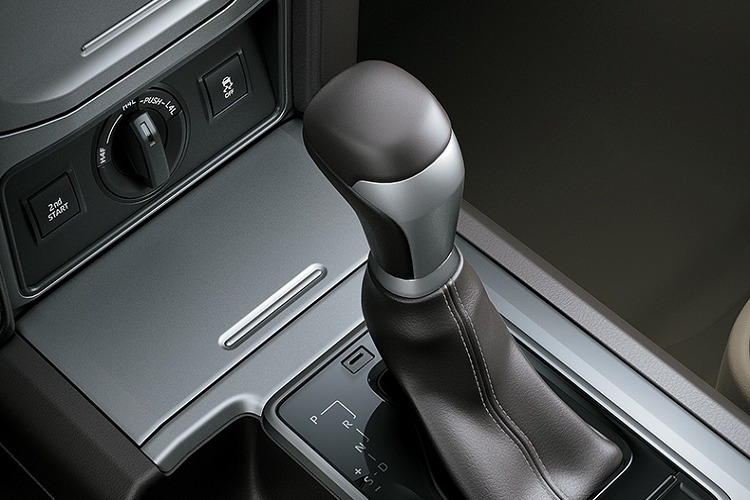 Nội thất của Land Cruiser Prado 2021 vẫn tương tự đời trước, gồm vô-lăng 4 chấu tích hợp các nút chức năng, màn hình thông tin giải trí cảm ứng, điều hòa 3 vùng, dàn âm thanh 9 loa, ghế lái chỉnh điện 10 hướng...