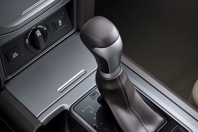 Nội thất của Land Cruiser Prado 2021 vẫn tương tự đời trước, gồm vô-lăng 4 chấu tích hợp các nút chức năng, màn hình thông tin giải trí cảm ứng, điều hòa 3 vùng, dàn âm thanh 9 loa, ghế lái chỉnh điện 10 hướng...