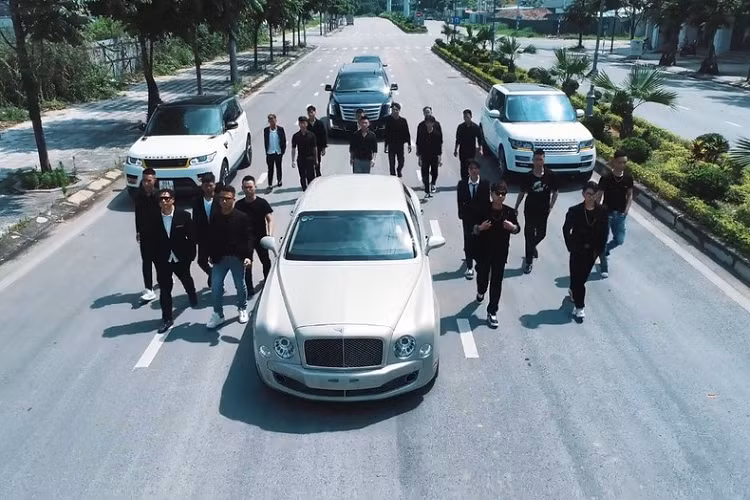 Mới đây, giang hồ mạng Huấn "hoa hồng" thông qua trang video Youtube đã chia sẻ về MV ca nhạc đầu tay với dàn xe sang 35 tỷ nhưng lại liên quan đến vấn đề cờ bạc. Điều đáng nói dù nội dung MV khuyên mọi người tránh xa cờ bạc nhưng "giang hồ mạng" đã ngầm quảng cáo trá hình cho một game đánh bạc qua mạng khiến không ít người xem bức xúc.