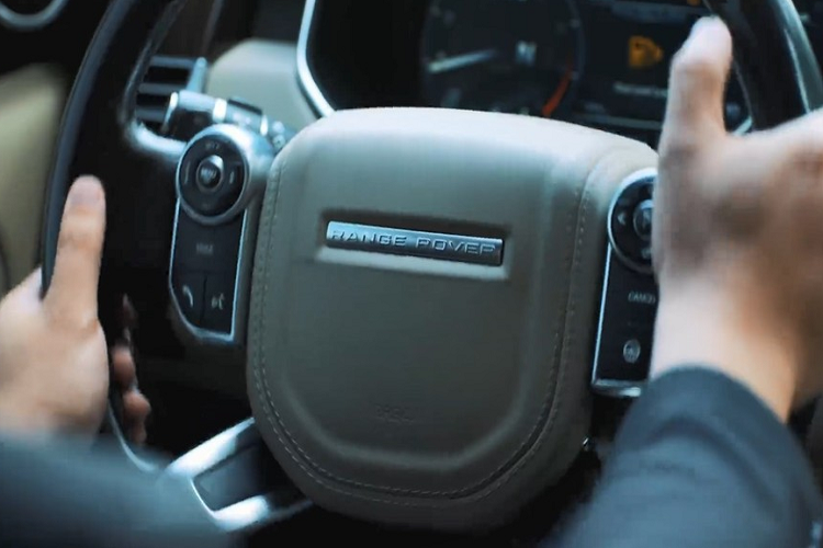 Trong MV ca nhạc của Huấn "hoa hồng" đã bị Youtube gỡ bỏ xuất hiện khoảng 4 chiếc xe siêu sang, SUV hạng sang khác nhau. Trong suốt video dài hơn 6 phút này, "giang hồ mạng" Huấn "hoa hồng" hay di chuyển trên 2 chiếc xe là SUV hạng sang Range Rover và mẫu xe siêu sang Bentley Mulsanne.