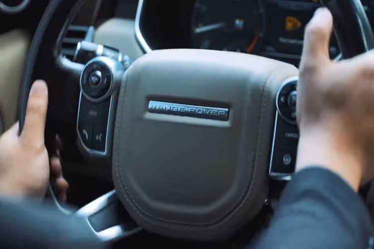 Trong MV ca nhạc của Huấn "hoa hồng" đã bị Youtube gỡ bỏ xuất hiện khoảng 4 chiếc xe siêu sang, SUV hạng sang khác nhau. Trong suốt video dài hơn 6 phút này, "giang hồ mạng" Huấn "hoa hồng" hay di chuyển trên 2 chiếc xe là SUV hạng sang Range Rover và mẫu xe siêu sang Bentley Mulsanne.