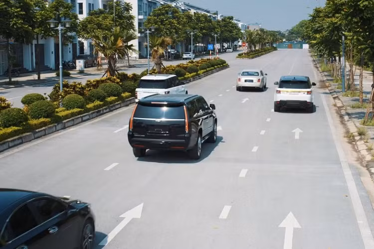 Chỉ sau một ngày đăng tải, MV ca nhạc đầu tay của Huấn "hoa hồng" đã bị "bay màu" trên Youtube với lý do được cho rằng "giang hồ mạng" quảng cáo trá hình cho một game đánh bạc qua mạng.