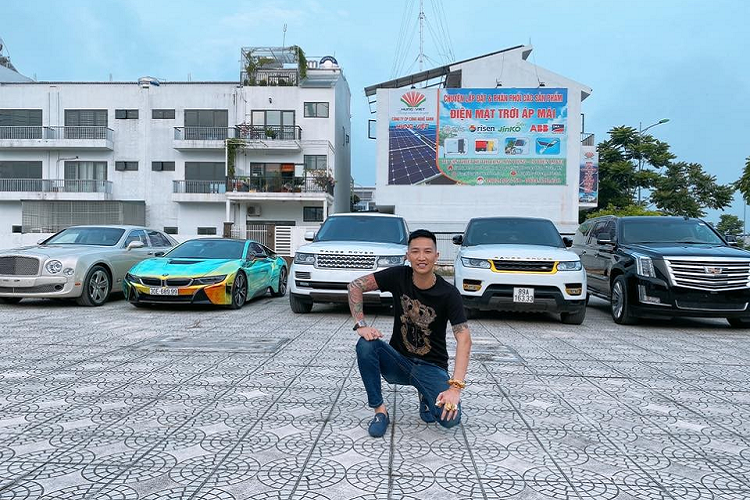 Ngoài ra, trong MV ca nhạc của Huấn hoa hồng còn có một chiếc Cadillac Escalade màu đen và tất nhiên không thể thiếu chiếc xe Range Rover Sport với những chi tiết được "mạ vàng" từ đề-can rất hay được Huấn "hoa hồng" sử dụng hàng ngày. 