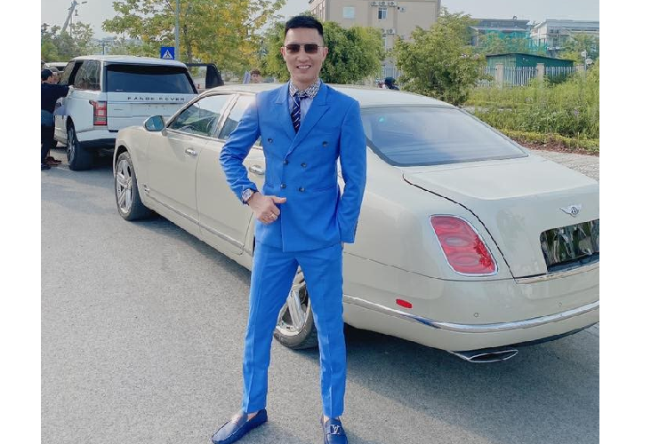 Dẫn đầu đoàn là xe siêu sang Bentley Mulsanne và phía sau là 2 chiếc Range Rover màu trắng cùng một chiếc Cadillac Escalade màu đen. MV ca nhạc của Huấn "hoa hồng" được nhiều người đánh giá xoáy vào tình nghĩa anh em của giang hồ với những màn đấm đá nhau rất bạo lực, không những thế, nội dung của MV và cách thực hiện được cho "ăn theo" những video của giới trẻ Trung Quốc với việc đi cứu anh em gặp nạn bằng những chiếc xe siêu sang đắt tiền.