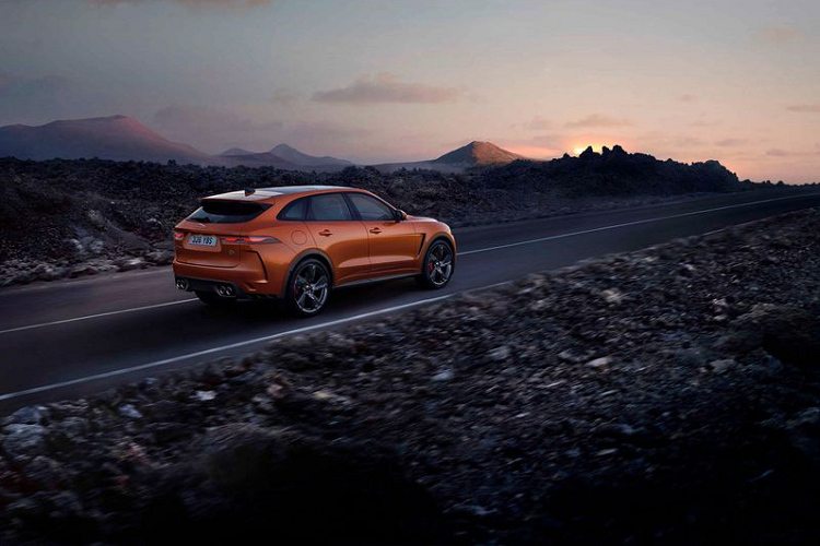 Chưa hết, hệ thống giảm xóc thích ứng của chiếc xe SUV Jaguar F-Pace SVR thế hệ mới đã được nâng cấp để mang lại cảm giác lái tinh tế hơn ở tốc độ thấp. Hệ thống phanh được cập nhật với bộ tăng cường lực tích hợp mới, giúp lực phanh khỏe và nhạy hơn, hiệu suất của phanh cũng được cải thiện đáng kể nhờ hệ thống làm mát mới.