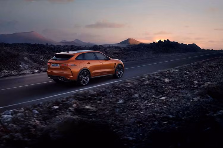 Chưa hết, hệ thống giảm xóc thích ứng của chiếc xe SUV Jaguar F-Pace SVR thế hệ mới đã được nâng cấp để mang lại cảm giác lái tinh tế hơn ở tốc độ thấp. Hệ thống phanh được cập nhật với bộ tăng cường lực tích hợp mới, giúp lực phanh khỏe và nhạy hơn, hiệu suất của phanh cũng được cải thiện đáng kể nhờ hệ thống làm mát mới.