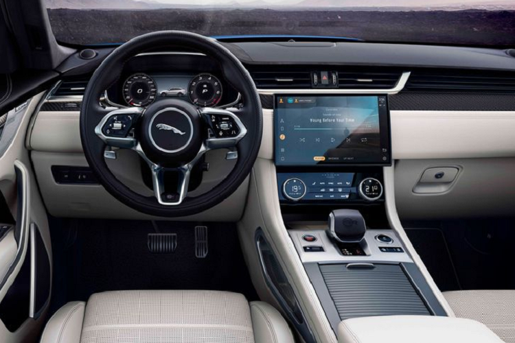 Tương tự những chiếc F-Pace 2021 khác, F-Pace SVR mới cũng được tinh chỉnh ở đầu xe và đuôi xe, giúp giảm lực nâng 35% đồng thời giảm hệ số cản từ 0,37 Cd xuống 0,36 Cd.