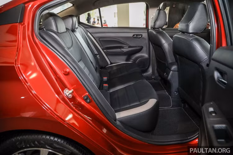 Tại Malaysia, giá xe Nissan Sunny 2020 cho các phiên bản VL, VLP và VLT 2020 được niêm yết lần lượt là 83.888 RM (tương đương khoảng 20.200 USD - hơn 465 triệu đồng), 89.888 RM (21.650 USD - khoảng 499 triệu đồng) và 95.888 RM (23.100 USD - hơn 532 triệu đồng). Song song đó, đợt giảm giá mạnh tay để xả kho được các đại lý Nissan ở Việt Nam triển khai vừa qua cũng báo hiệu Sunny thế mới sắp trình làng người dùng trong nước.