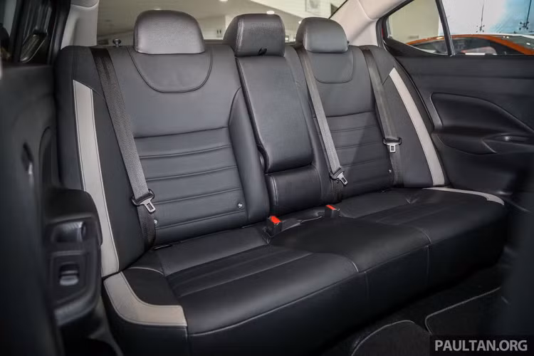 Nissan Sunny 2020 bản VLT cao nhất có thêm tính năng kiểm soát hành trình, camera 360 độ, cảnh báo điểm mù và cảnh báo phương tiện cắt ngang phía sau. Bên cạnh đó, tất cả phiên bản đều có cảnh báo va chạm trước, hỗ trợ phanh khẩn cấp, kiểm soát lực kéo, cân bằng điện tử, phanh ABS/EBD và hỗ trợ khởi hành ngang dốc.