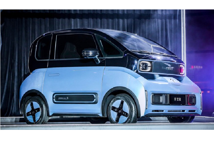 Trước khi sản xuất mẫu xe điện đầu tiên dưới thương hiệu Wuling, liên doanh SAIC-GM-Wuling đã cùng hợp tác phát triển và cho ra mắt mẫu Baojun E300 thuần điện hồi tháng 1 năm nay.