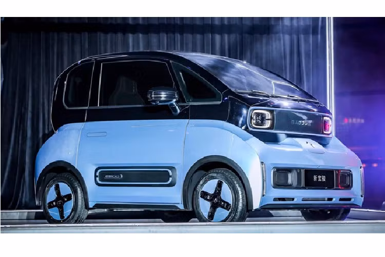 Trước khi sản xuất mẫu xe điện đầu tiên dưới thương hiệu Wuling, liên doanh SAIC-GM-Wuling đã cùng hợp tác phát triển và cho ra mắt mẫu Baojun E300 thuần điện hồi tháng 1 năm nay.