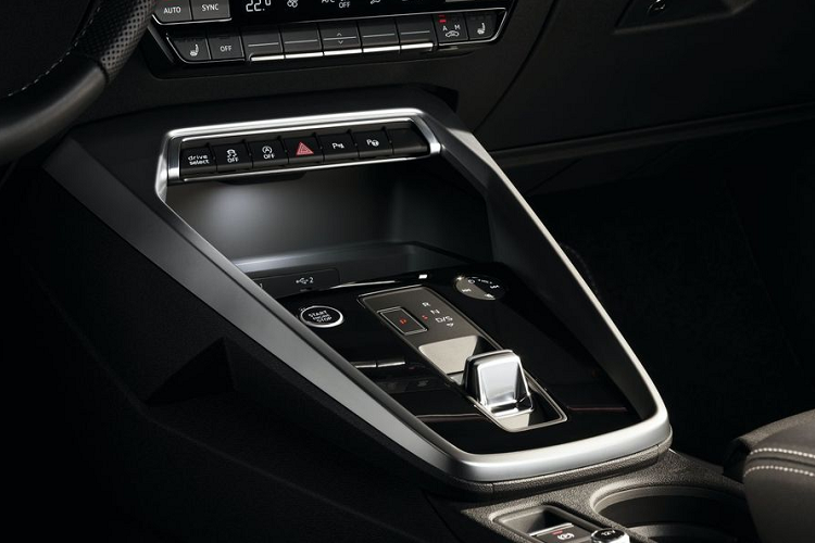 Nhờ một phần đuôi xe cao hơn thế hệ cũ, bộ khuếch tản cỡ lớn và các nan lưới tản nhiệt tùy chỉnh, mẫu xe sang Audi A3 Sedan 2021 giờ đây có lý do để tự tin hơn với hệ thống cản không khi Cd ở mức 0,25 – nhỉnh hơn 0,04 so với thế hệ cũ.