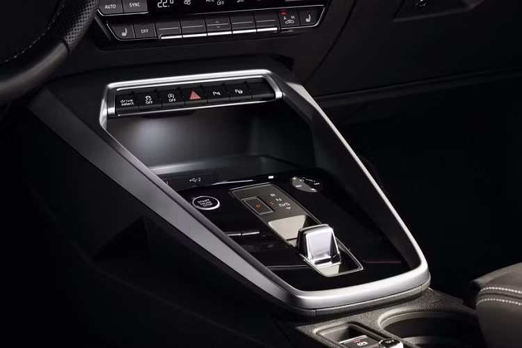 Nhờ một phần đuôi xe cao hơn thế hệ cũ, bộ khuếch tản cỡ lớn và các nan lưới tản nhiệt tùy chỉnh, mẫu xe sang Audi A3 Sedan 2021 giờ đây có lý do để tự tin hơn với hệ thống cản không khi Cd ở mức 0,25 – nhỉnh hơn 0,04 so với thế hệ cũ.