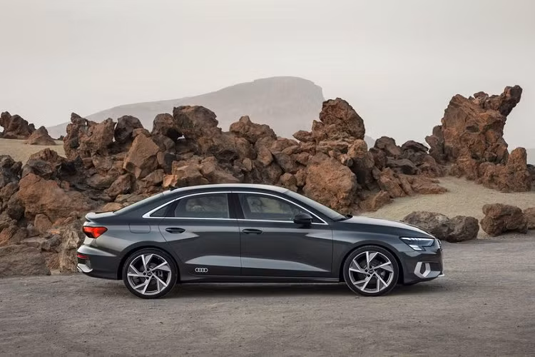 Đầu tiên, chiếc sedan nhà Audi được nâng đỡ bởi phiên bản cập nhật của hệ nền tảng MQB Evo, nâng chiều dài tổng thể nhỉnh hơn 40 mm so với thế hệ tiền nhiệm và đạt mức 4500 mm. Trục cơ sở của Audi A3 Sedan 2021 giữ nguyên trong khi chiều rộng được nâng lên 1820 mm và chiều cao lên thành 1430 mm, nhỉnh hơn lần lượt 20 và 10 mm so với thế hệ cũ.