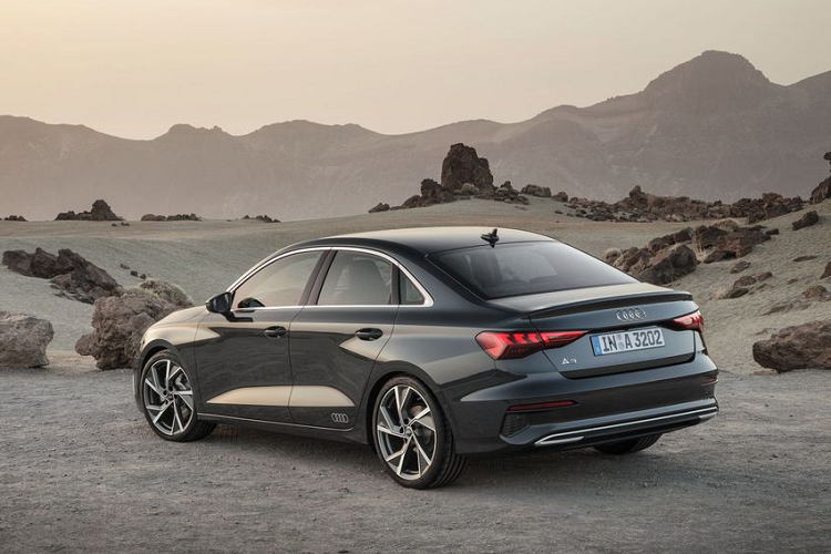 Ban đầu, Audi A3 Sedan 2021 được cung ứng với 2 tùy chọn động cơ bao gồm loại TFSI và TDI. Phiên bản tiêu chuẩn của xe được mã hóa ‘35 TFSI’, mang cấu hình Tăng áp 1.5 lít, sử dụng nhiên liệu xăng và sản sinh công suất 148 mã lực. Động cơ này sẽ “đá cặp” với hộp số sàn 6 cấp hoặc hộp số tự động li hợp kép S tronic 7 cấp. Với phiên bản động cơ DCT, khối máy xăng này có thêm hệ thống mild hybrid 48-volt tiêu chuẩn.